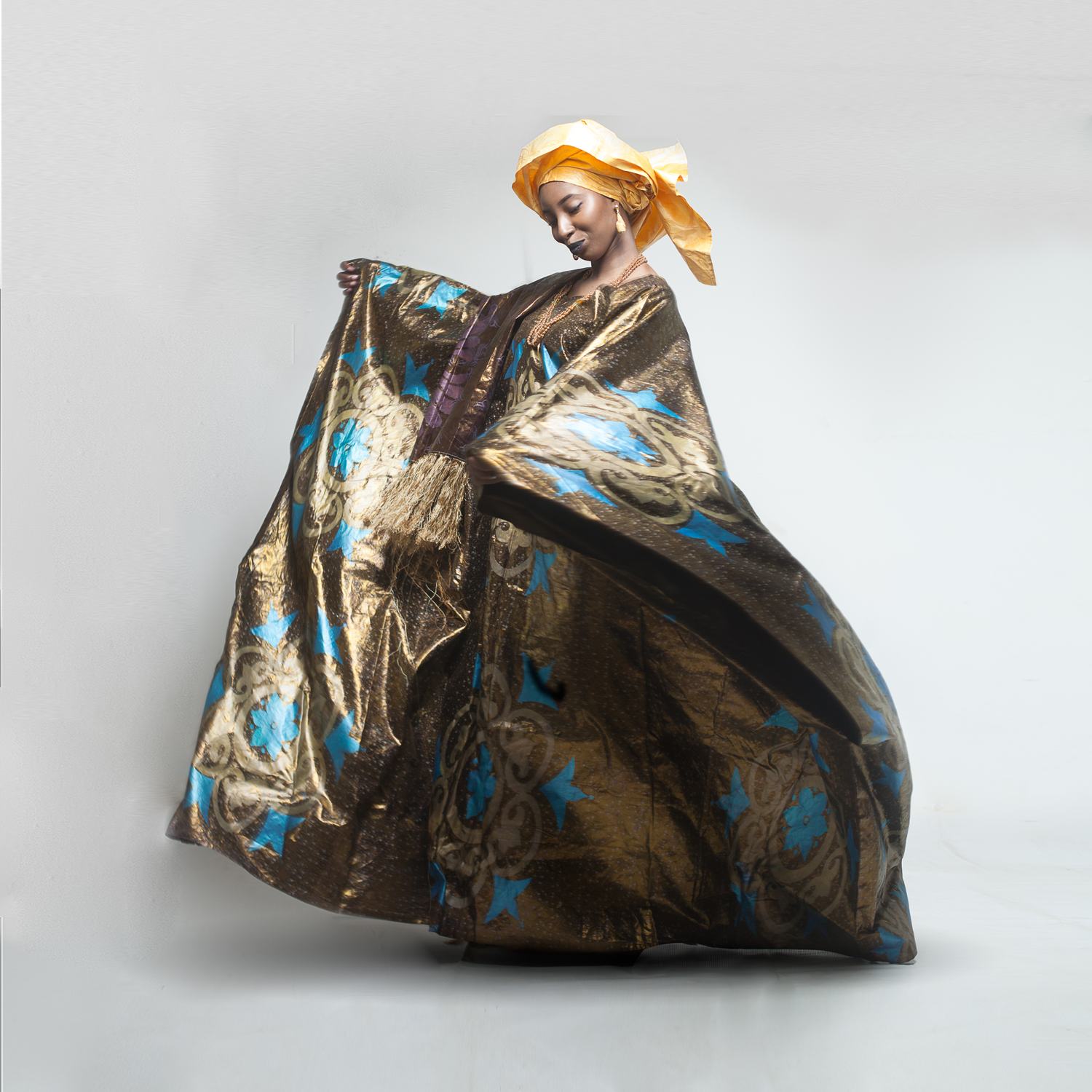 Drapé de wax doré et bleu en studio